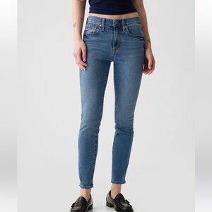 NWT GAP women’s True Skinny mid rise light wash jeans stretch 5 pocket 18R 34